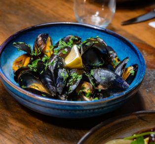 A bowl of mussels